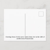 雪素朴雪の冬の農場のシーンで赤い木のバー ポストカード (裏面)