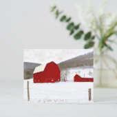 雪素朴雪の冬の農場のシーンで赤い木のバー ポストカード (スタンド正面)