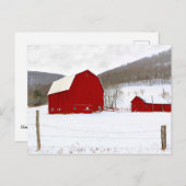 雪素朴雪の冬の農場のシーンで赤い木のバー ポストカード (正面/裏面)