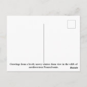 雪素朴雪の冬の農場のシーンで赤い木のバー ポストカード (裏面)