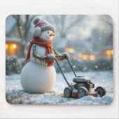 雪草の上でレトロ芝刈り機を押す雪だるま マウスパッド (正面)