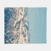 雪解けと氷解けの山並み フリースブランケット (正面(横))