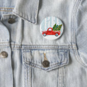 雪道のクリスマスの赤い小型トラック 缶バッジ (インサイチュ)