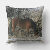 雪1の野生のムスタングの馬 クッション (裏面)