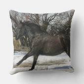 雪2の野生のムスタングの馬 クッション (裏面)