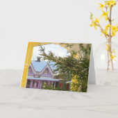 雪、常緑とコテージ – マーサのブドウ畑 カード (黄色い花)