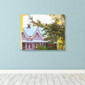 雪、常緑とコテージ – マーサのブドウ畑 キャンバスプリント (インサイチュ (ウッドフロア))