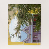 雪、常緑とコテージ – マーサのブドウ畑 ジグソーパズル (縦)