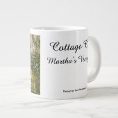 雪、常緑とコテージ – マーサのブドウ畑 ジャンボコーヒーマグカップ (正面右)