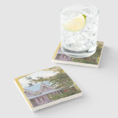 雪、常緑とコテージ – マーサのブドウ畑 ストーンコースター (横)