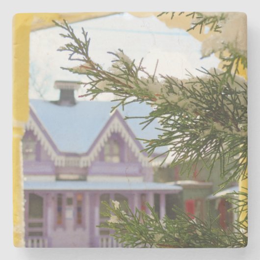 雪、常緑とコテージ – マーサのブドウ畑 ストーンコースター (正面)