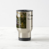 雪、常緑とコテージ – マーサのブドウ畑 トラベルマグ (中央)