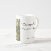 雪、常緑とコテージ – マーサのブドウ畑 ボーンチャイナマグカップ (正面右)