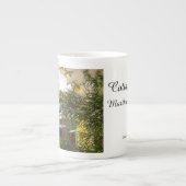 雪、常緑とコテージ – マーサのブドウ畑 ボーンチャイナマグカップ (正面)