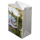 雪、常緑とコテージ – マーサのブドウ畑 ミディアムペーパーバッグ (正面アングル)