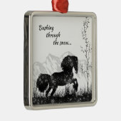 雪、馬、山の休日をダッシュイン メタルオーナメント (右)