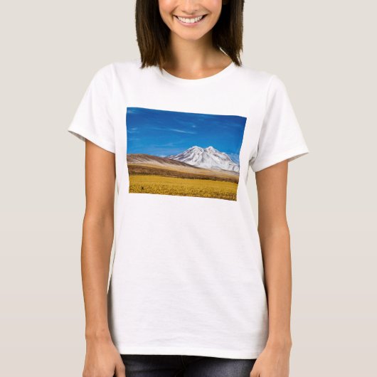 雪- Punaのおおわれた山および牧草地 Tシャツ (正面)