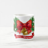 雪Twを覆ったクリスマスツリーのある冬の日 コーヒーマグカップ (中央)