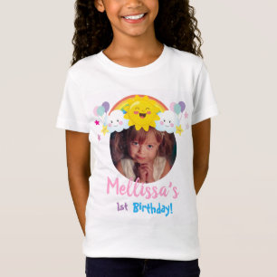 雲および虹の写真の子供の誕生会 Tシャツ