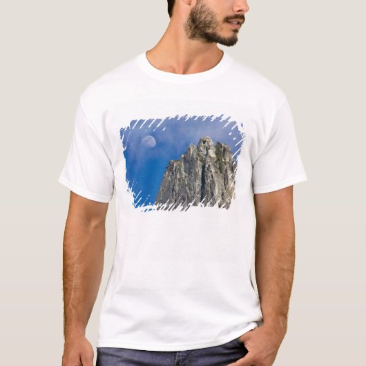 雲から昇る月が輝く Tシャツ (正面)