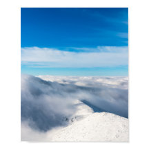 雲から現れる山々
