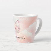 雲かわいらしに浮かぶピンク色の蝶 カフェラテマグ (右アングル)