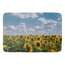 雲が広がる青空の下のひまわり