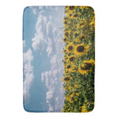 雲が広がる青空の下のひまわり バスマット (正面縦)