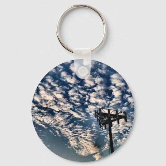 雲が散らばった青空 – HDR キーホルダー (正面)