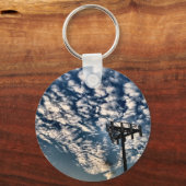 雲が散らばった青空 – HDR キーホルダー (正面)