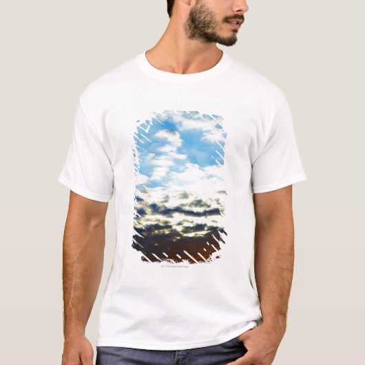 雲との赤いオレンジ青い日没 Tシャツ (正面)