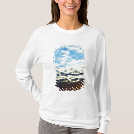 雲との赤いオレンジ青い日没 Tシャツ (正面)