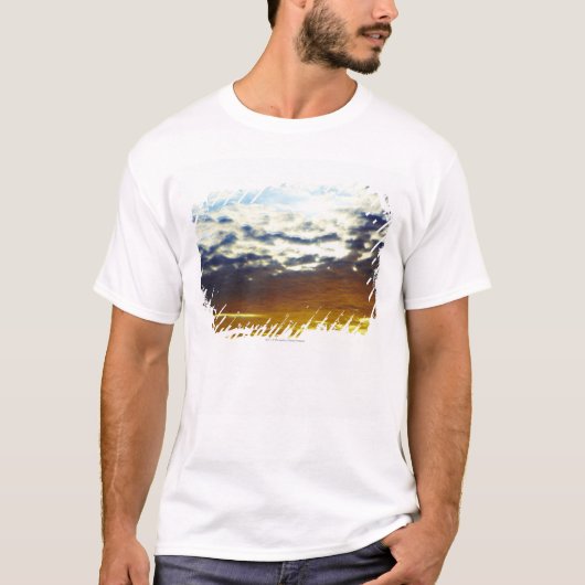 雲との黄色く青く不機嫌な日没 Tシャツ (正面)