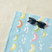 雲とカラフル虹のシームレス ビーチタオル (インサイチュ)