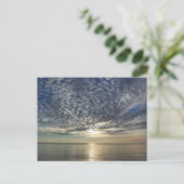 雲と海で劇的な夕日 ポストカード (スタンド正面)