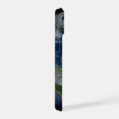 雲と海氷のある地球 iPhone 15ケース (右側面)