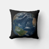 雲と海氷を持つ地球 クッション (正面)