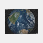 雲と海氷を持つ地球 フリースブランケット (正面(横))