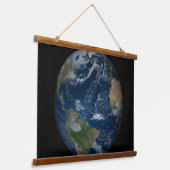 雲と海氷を持つ地球 吊り下げ型タペストリー (傾斜あり)