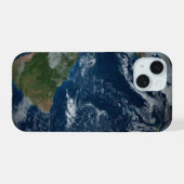 雲と海氷を持つ地球 iPhone 15ケース (裏面横)