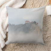 雲によって囲まれる出血させた城 クッション (ブランケット)