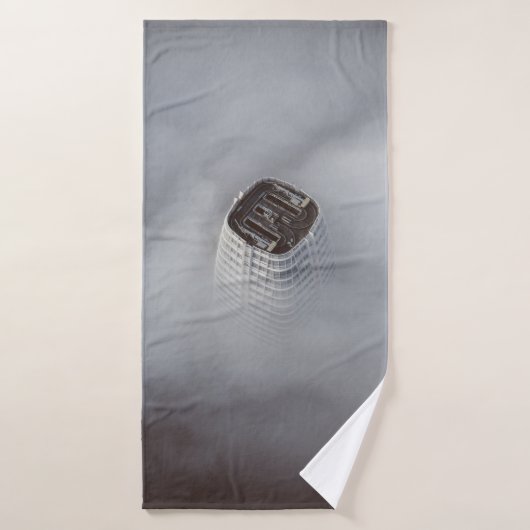 雲に囲まれた白色建物 バスタオル (バスタオル)