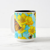 雲に浮かぶバターカップ、ハチ、蝶 ツートーンマグカップ (正面左)