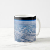 雲に覆われたタスマンとサンゴの海。 コーヒーマグカップ (正面右)