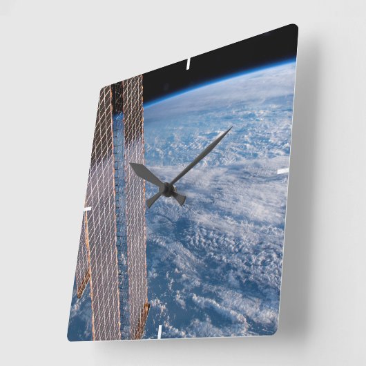 雲に覆われたタスマンとサンゴの海。 スクエア壁時計 (傾斜)