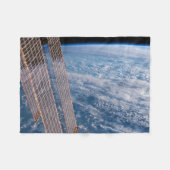 雲に覆われたタスマンとサンゴの海。 フリースブランケット (正面(横))