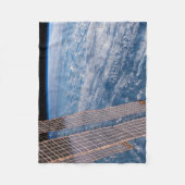 雲に覆われたタスマンとサンゴの海。 フリースブランケット (正面)