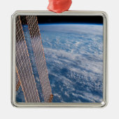 雲に覆われたタスマンとサンゴの海。 メタルオーナメント (正面)