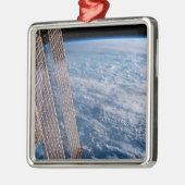 雲に覆われたタスマンとサンゴの海。 メタルオーナメント (左)