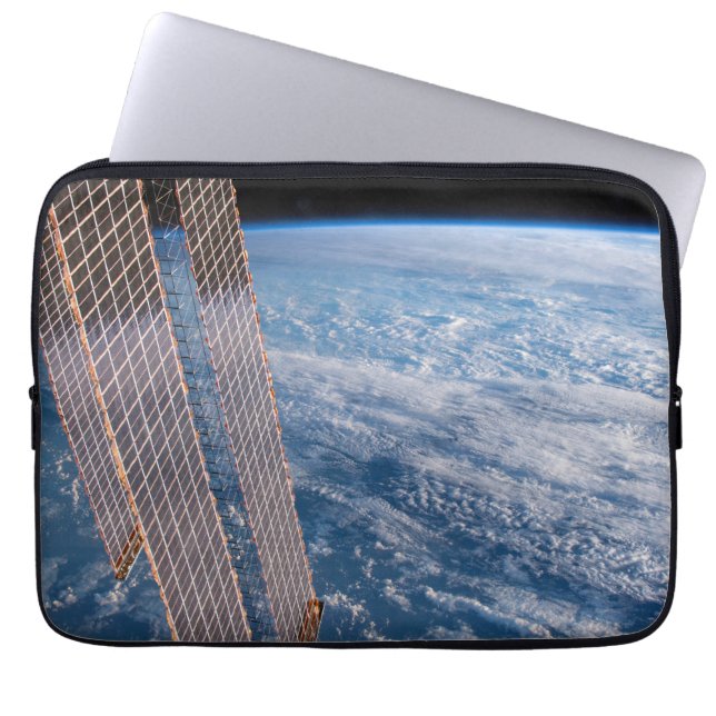 雲に覆われたタスマンとサンゴの海。 ラップトップスリーブ (正面)